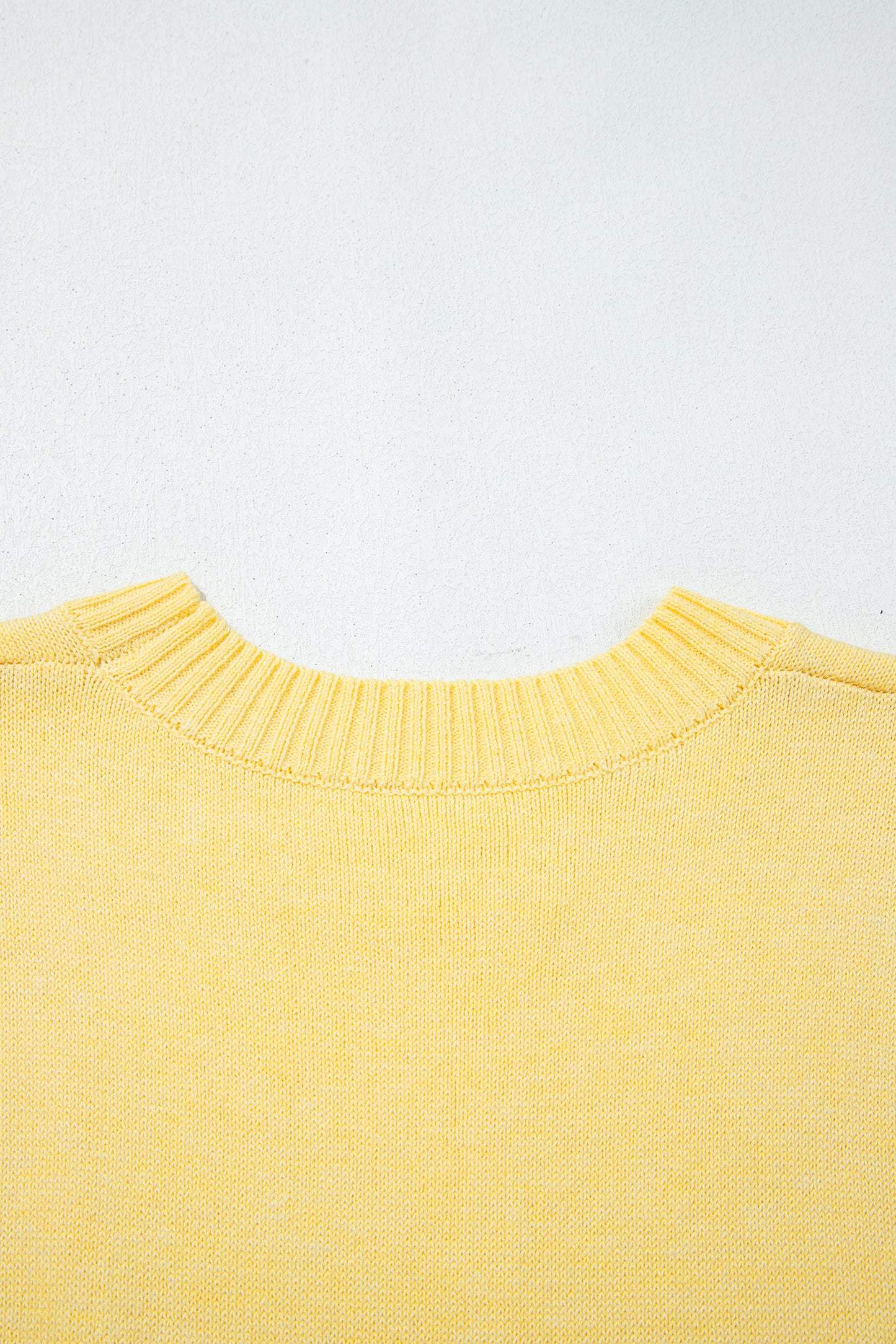 Encolure ronde côtelée du haut sans manches en maille jaune.