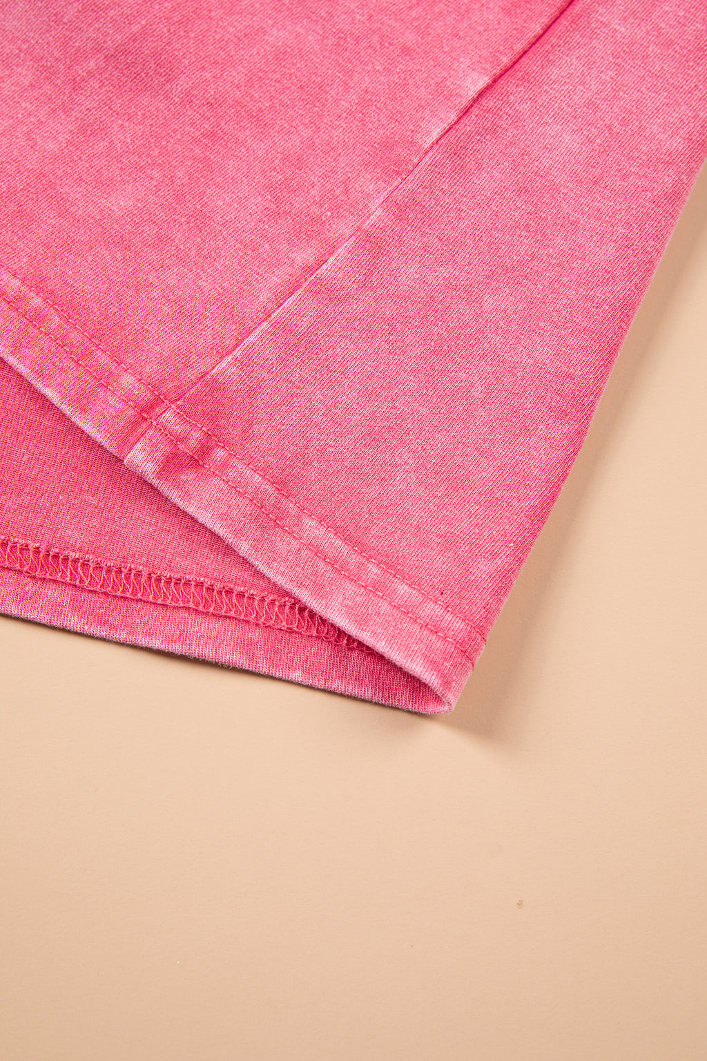 Ourlet et couture du bas de débardeur rose sans manches