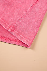 Ourlet et couture du bas de débardeur rose sans manches