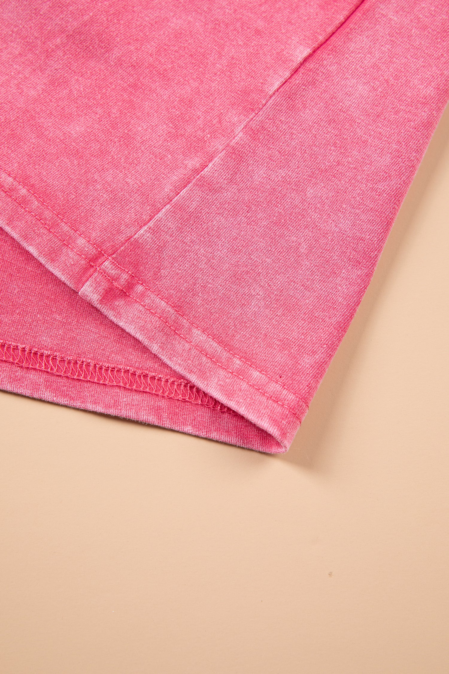 Ourlet et couture du bas de débardeur rose sans manches