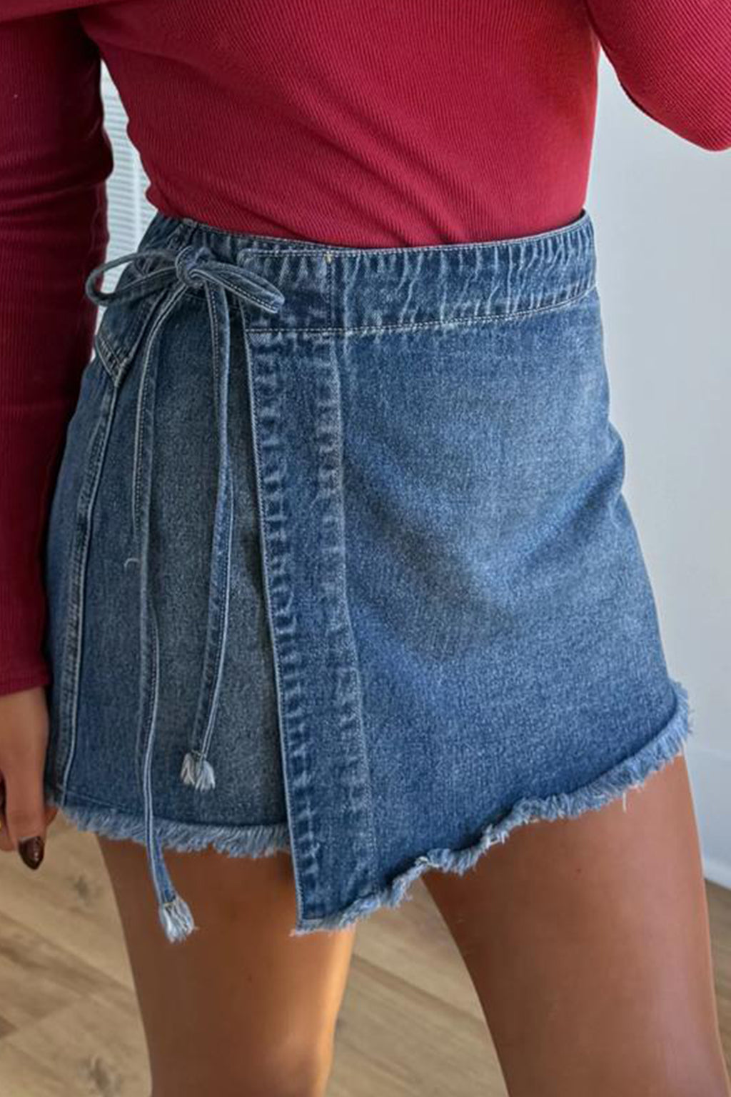 Short en jean bleu avec ceinture à nouer et ourlet effiloché