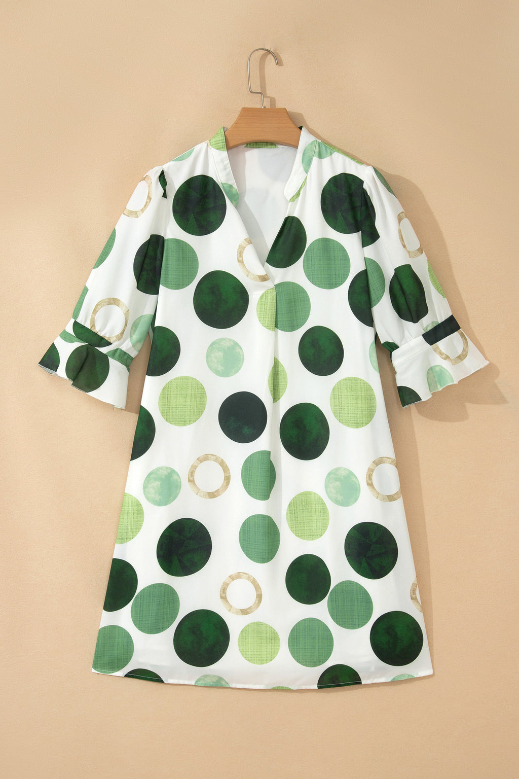 Robe courte blanche à pois verts, manches trois-quarts, encolure boutonnée