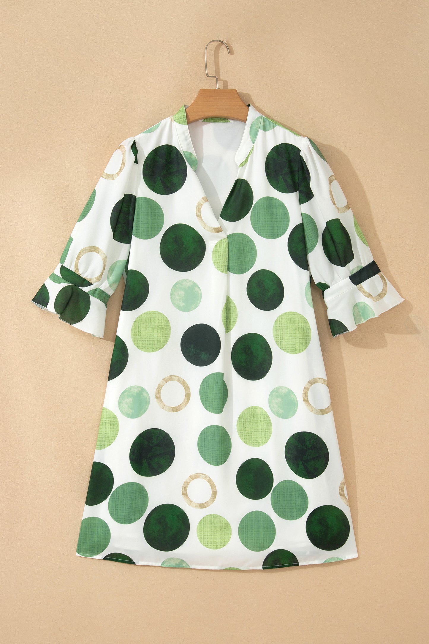 Robe courte blanche à pois verts, manches trois-quarts, encolure boutonnée