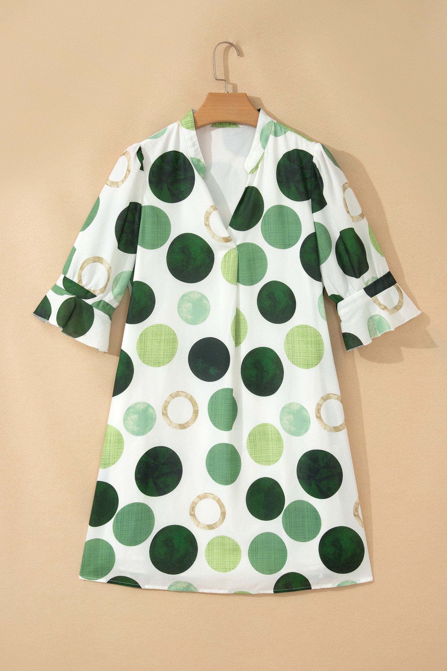 Robe courte blanche à pois verts, manches trois-quarts, encolure boutonnée