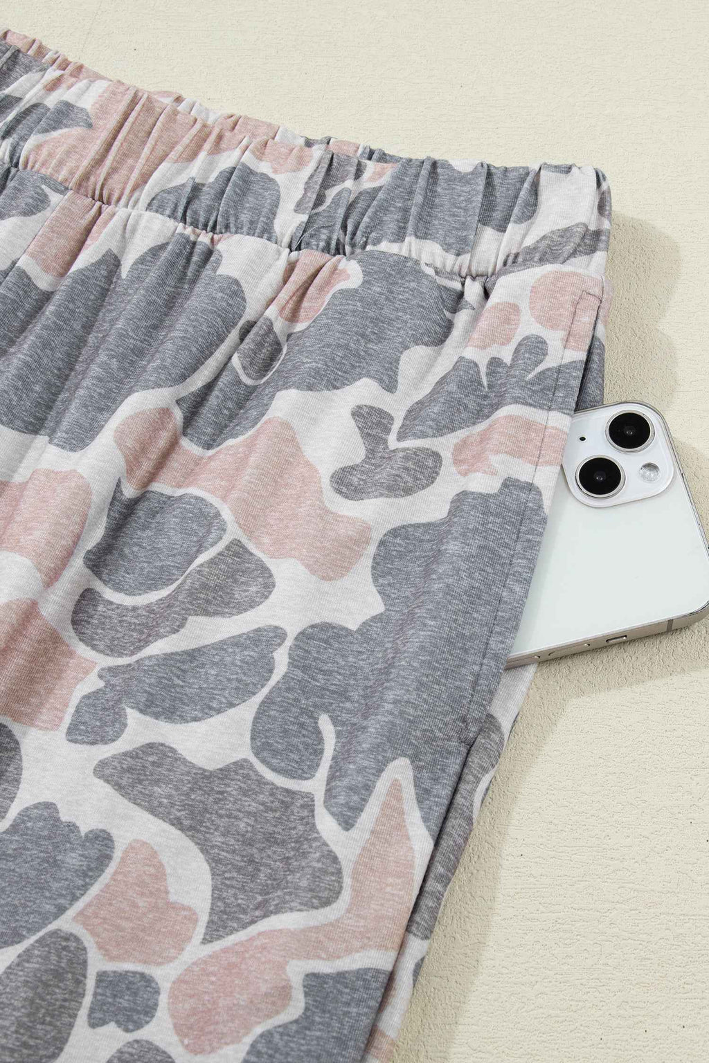 Pantalon ample camouflage clair, taille élastique à plis et jambe large