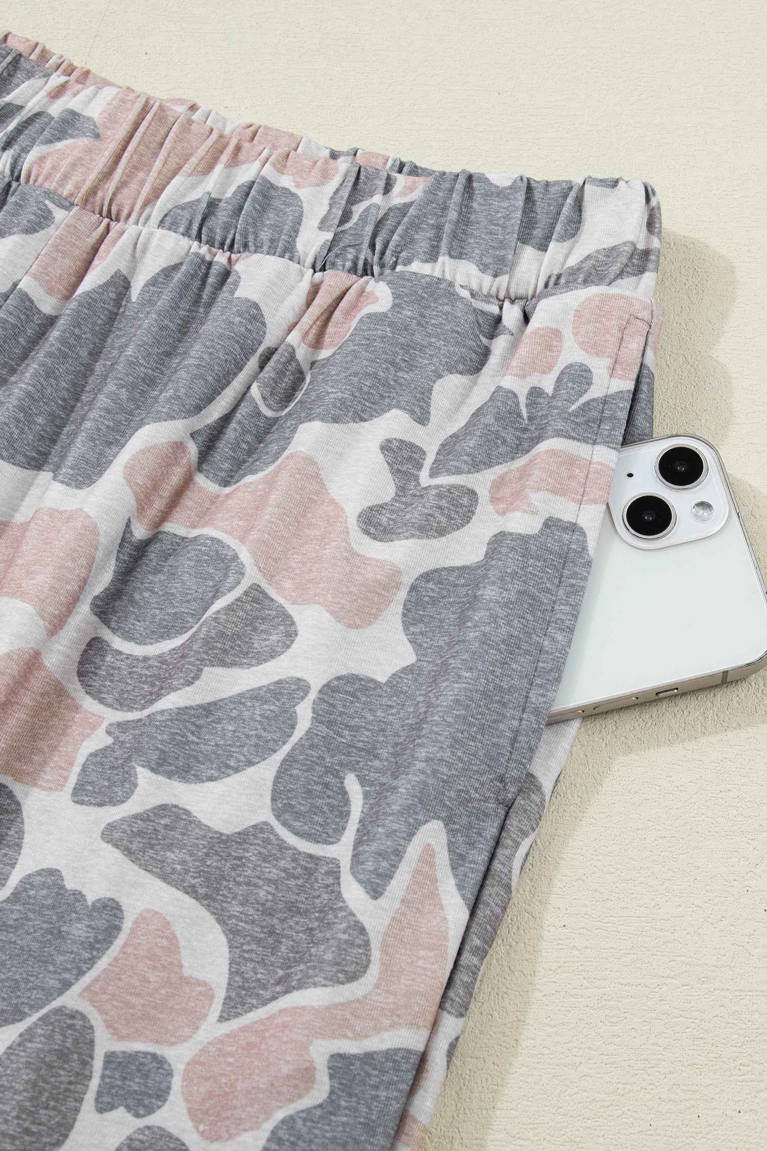 Pantalon ample camouflage clair, taille élastique à plis et jambe large