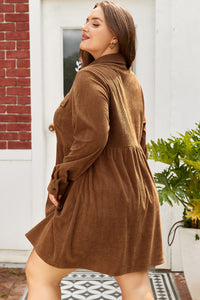 Robe chemise en velours côtelé marron, vue de dos, manches longues et boutons