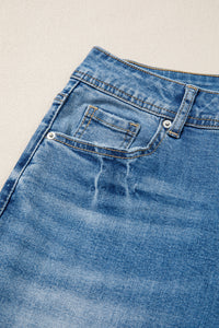 Jean taille haute bleu myosotis, poche arrière plaquée et surpiqûres.