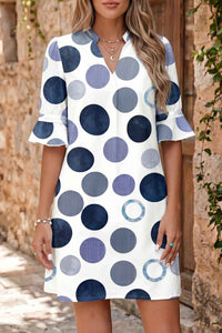 Robe mini à pois bleus et gris sur fond blanc, manches courtes évasées, col V.