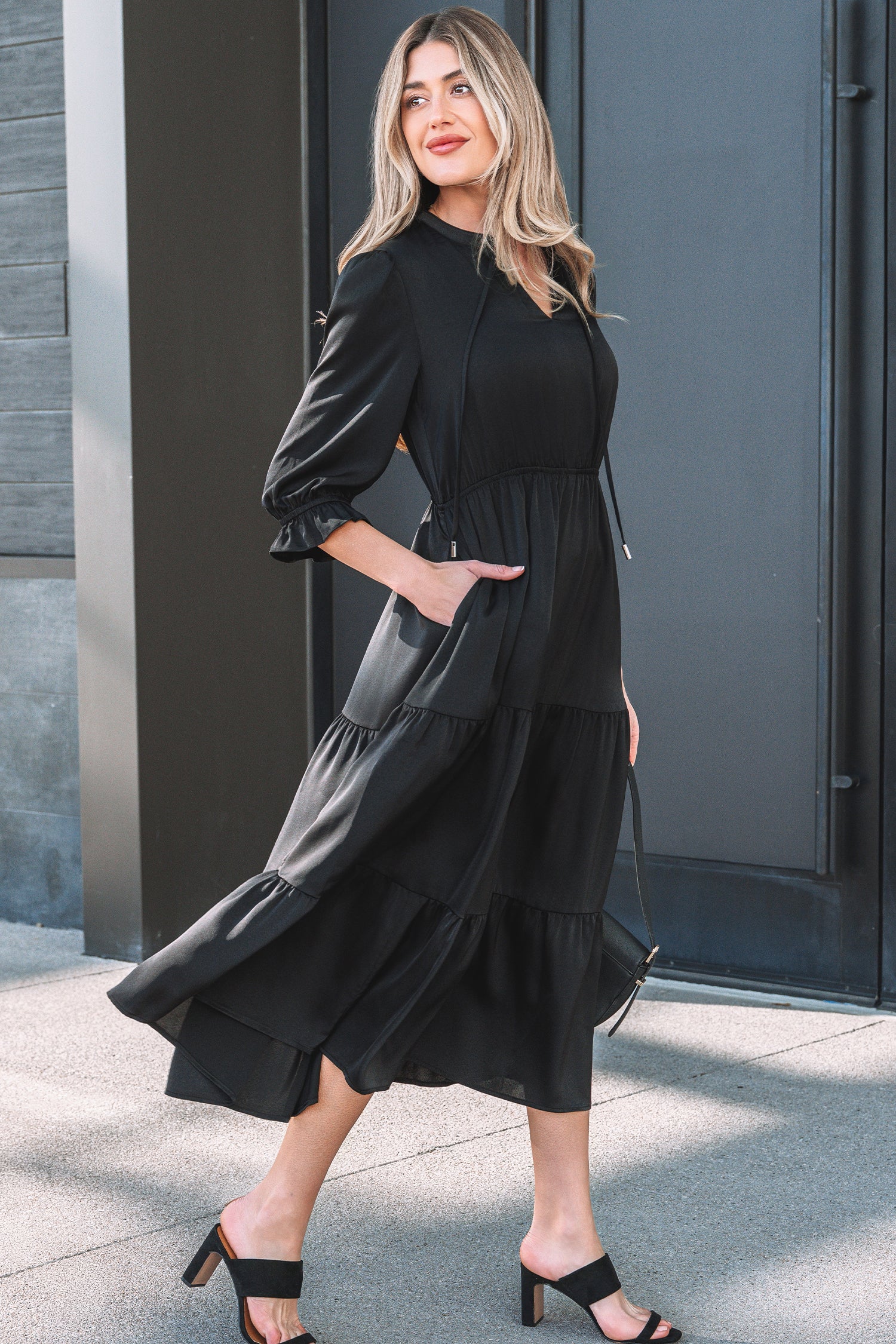 Robe maxi noire à volants étagés, col V, manches 3/4, ourlet évasé.