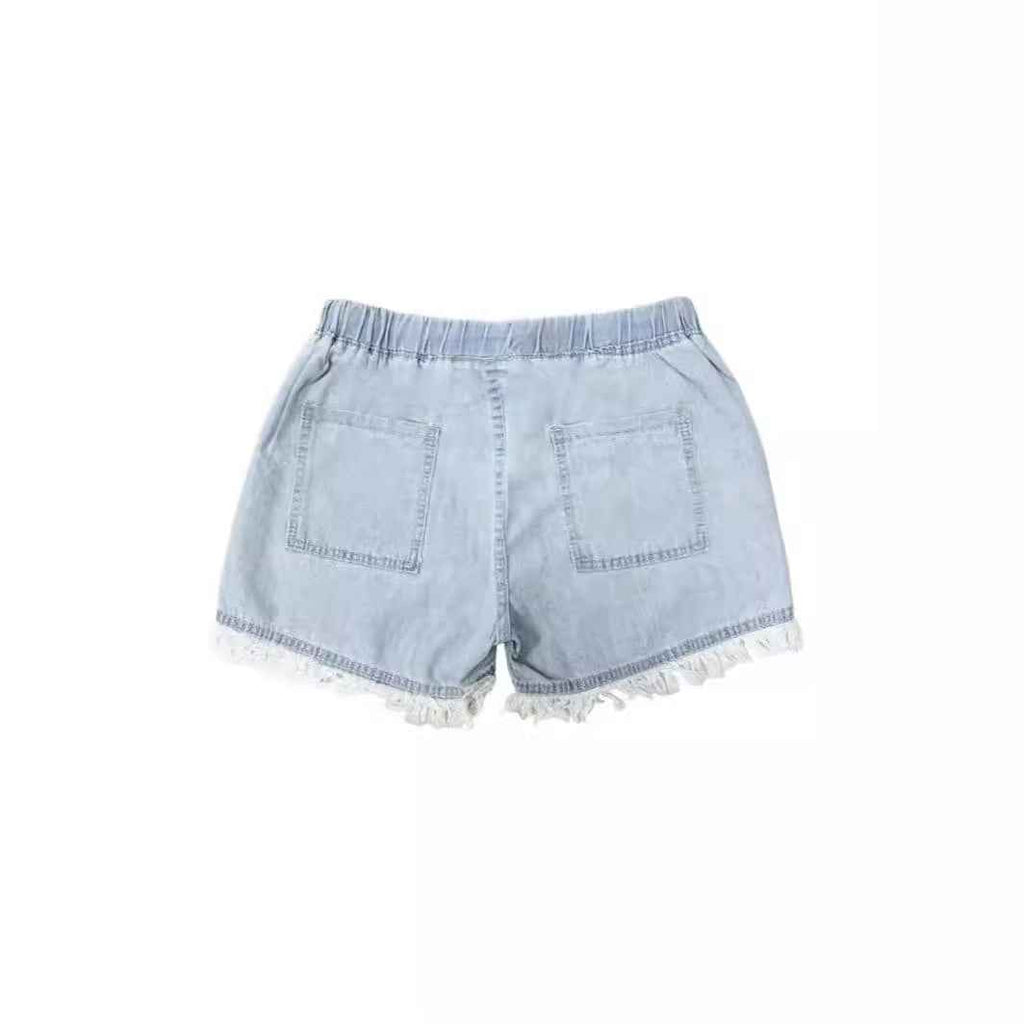 Short en jean bleu clair, taille élastique, deux poches, ourlet effiloché