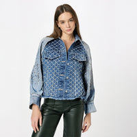 Veste en jean bleu avec strass sur les poches et le buste, col chemise