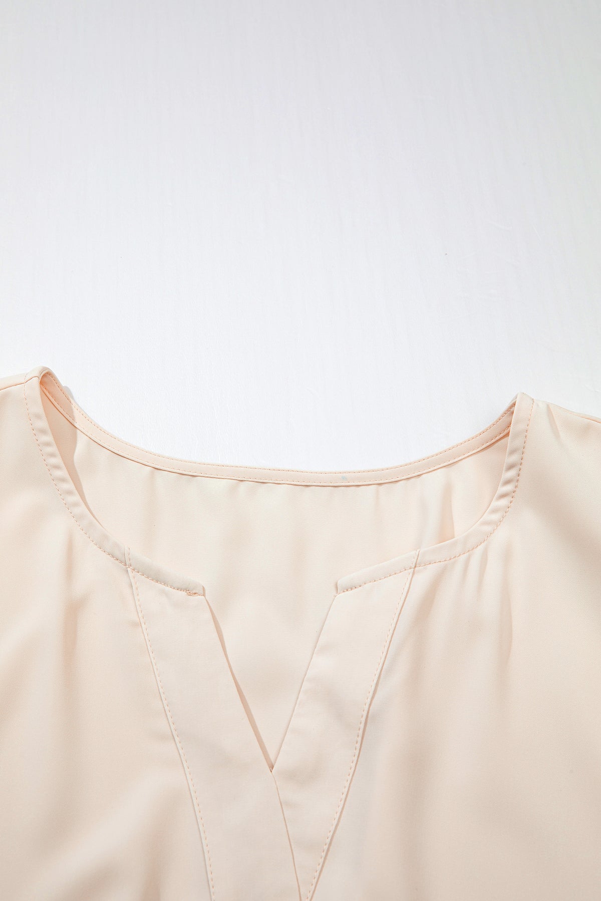 Encolure en V de robe maxi, empiècement froncé à la taille, tissu clair
