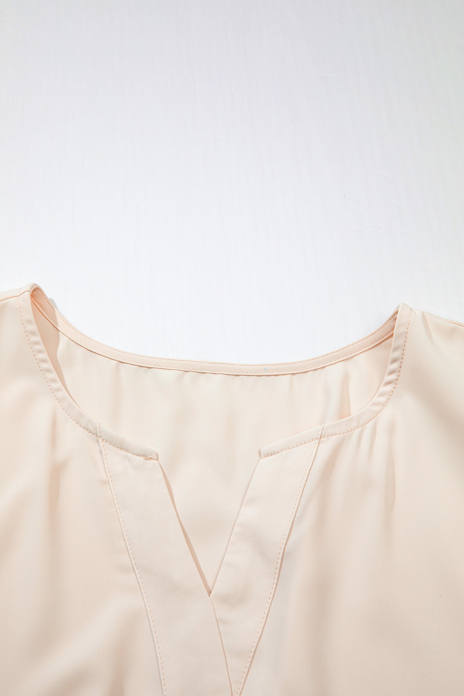 Encolure en V de robe maxi, empiècement froncé à la taille, tissu clair