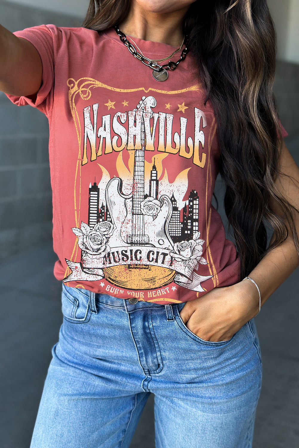 T-shirt rouge mineral à manches courtes avec grand imprimé Nashville, guitares et tours