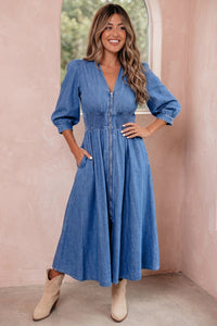 Robe Midi en Jean Bleu Col V Zipée à Taille Smockée