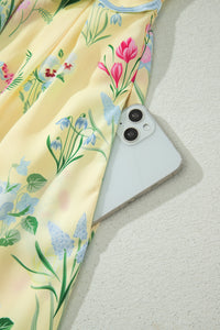 Robe crème à fleurs, bretelles nouées et bordure bleu clair en finition festonnée.