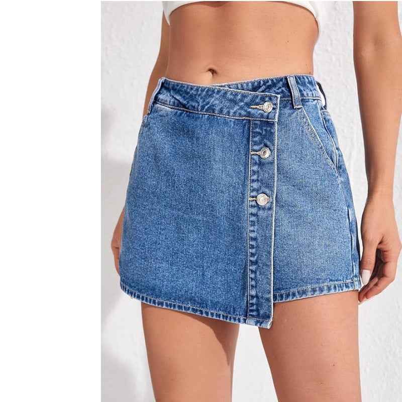 Shorts-jupe en denim bleu, devant boutonné et surpiqûres visibles