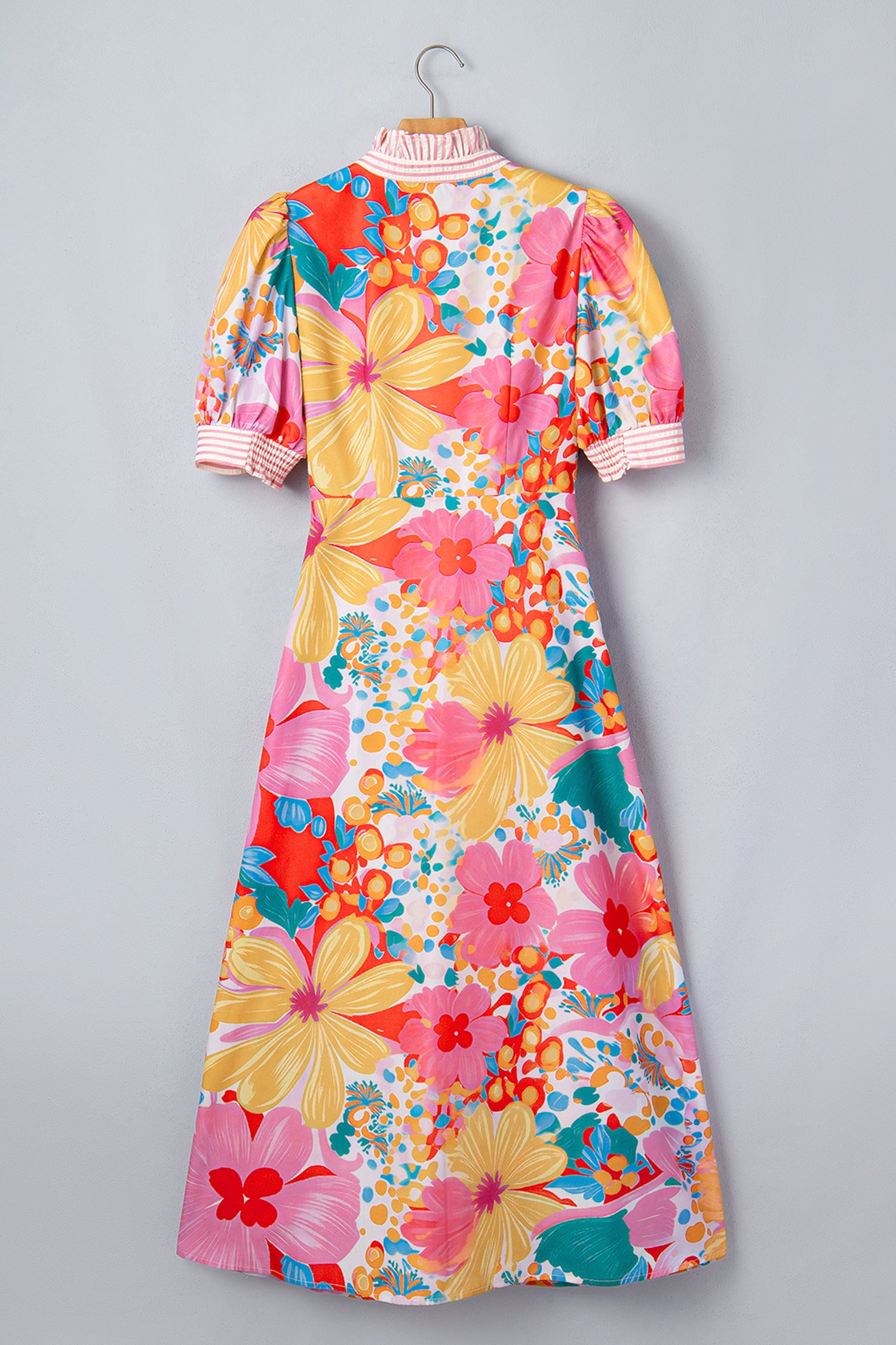 Robe fleurie manches courtes à col montant, imprimé multicolore, forme évasée.