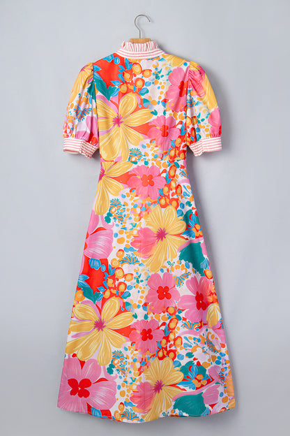 Robe fleurie multicolore, manches courtes, col montant, encolure boutonnée