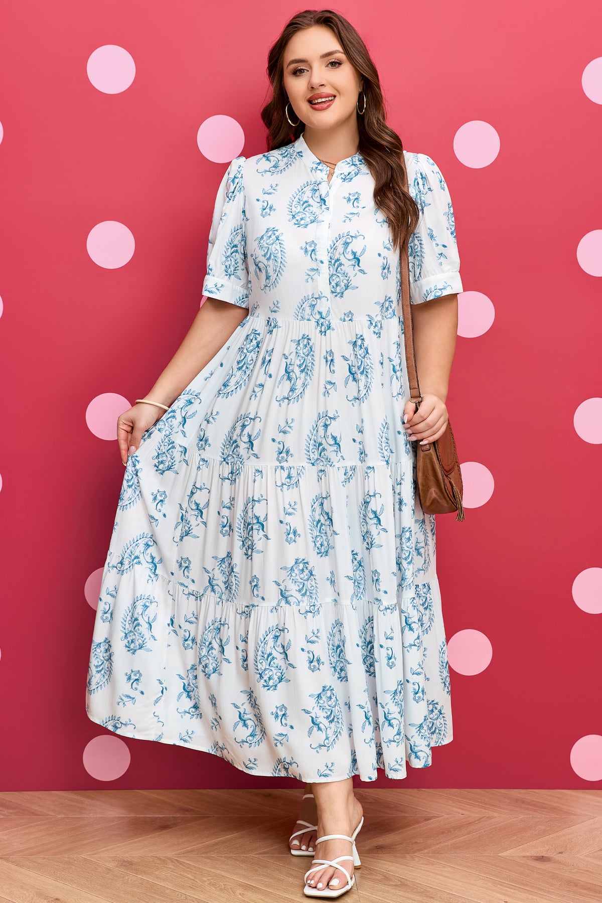 Robe maxi bleu ciel à fleurs, col boutonné, manches bouffantes et jupe évasée plissée.