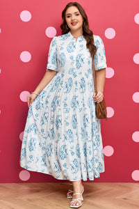 Robe maxi bleu ciel à fleurs, col boutonné, manches bouffantes et jupe évasée plissée.