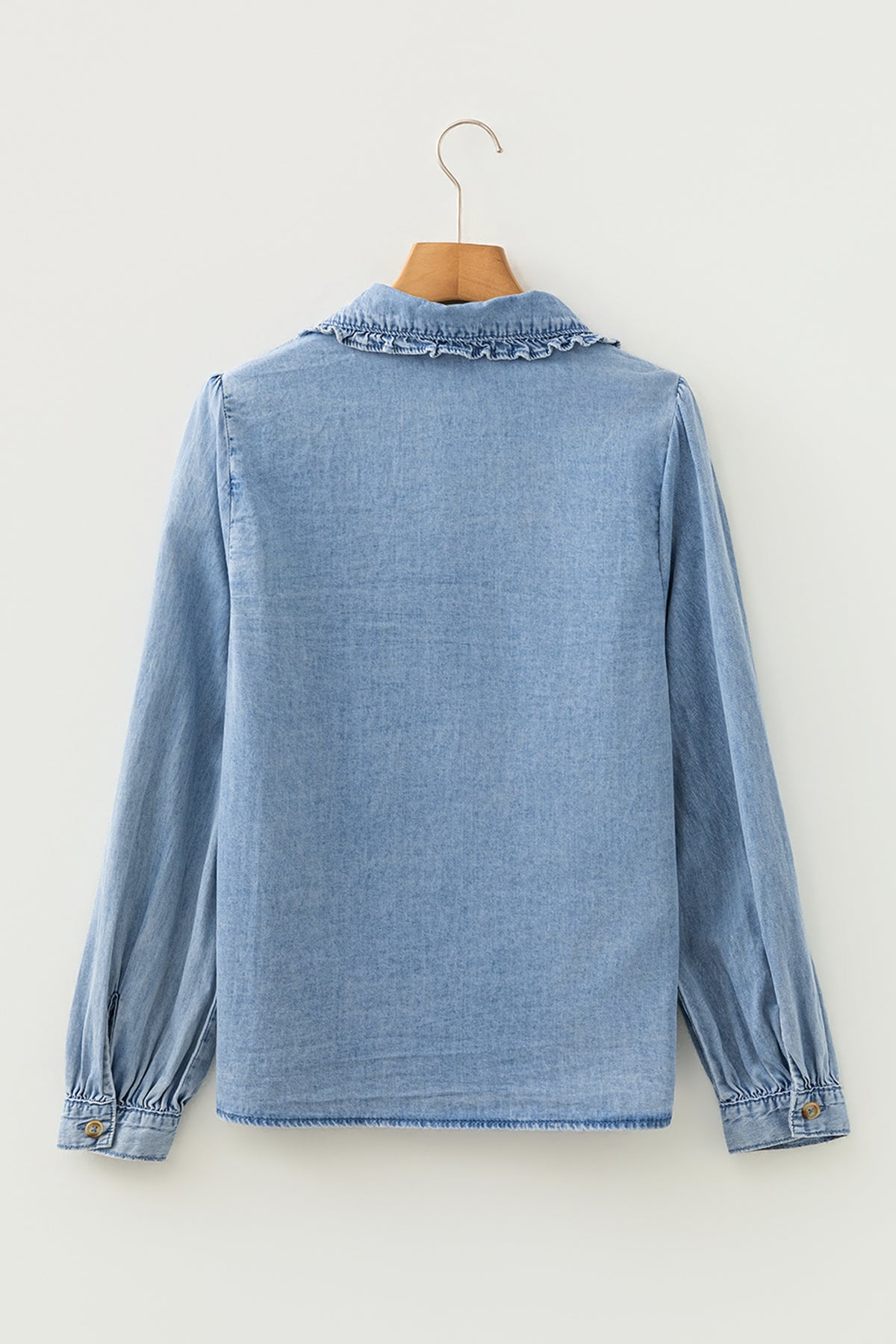 Chemise en jean bleue, dos avec col volanté, manches longues