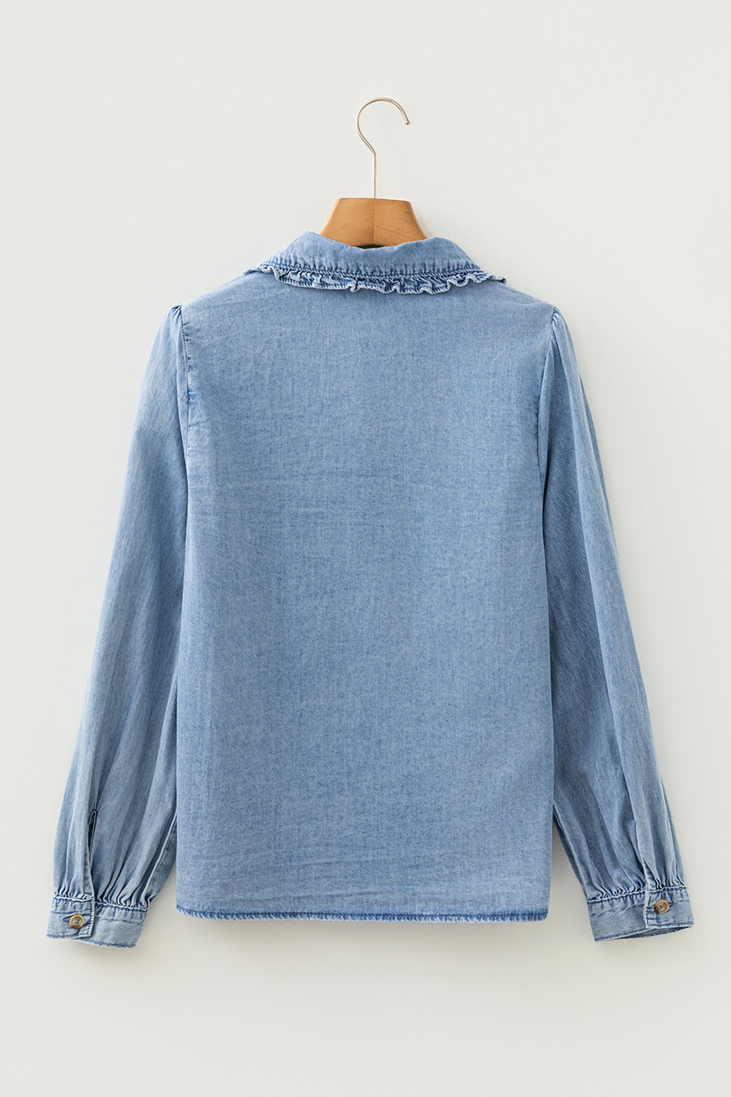 Chemise en jean bleue, dos avec col volanté, manches longues