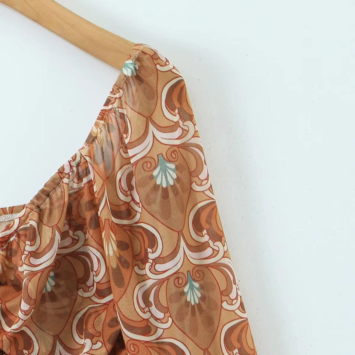 Élégance Sublime : 5 Détails Irrésistibles de la Robe Sexy à Manches Longues