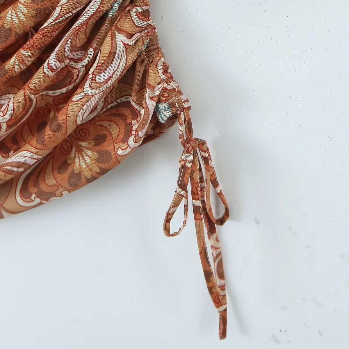 Élégance Sublime : 5 Détails Irrésistibles de la Robe Sexy à Manches Longues