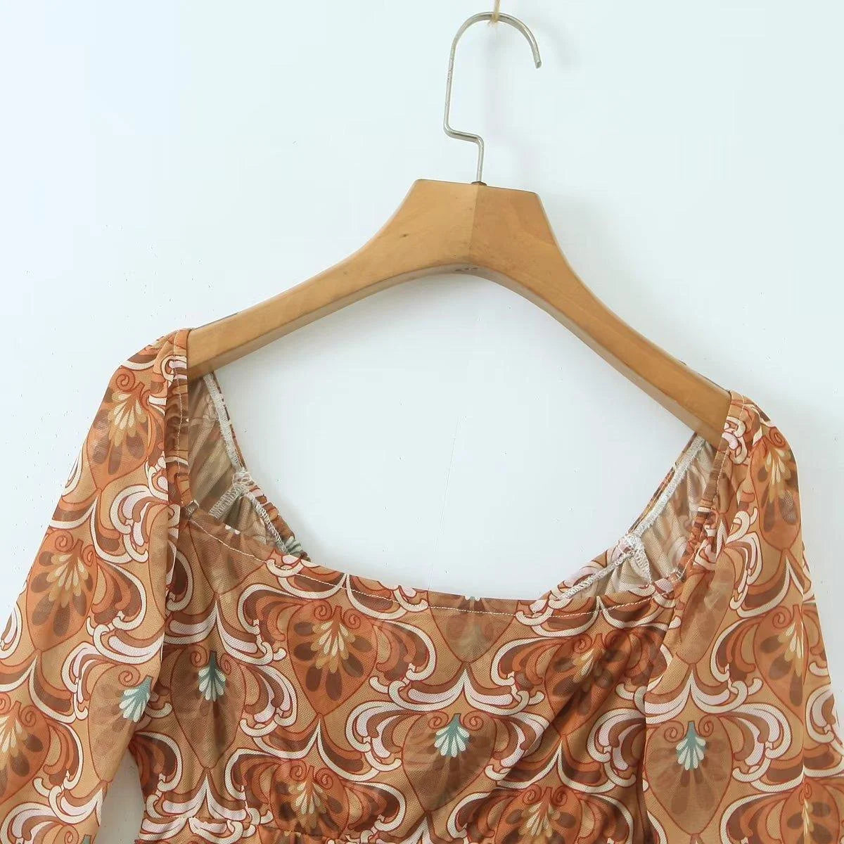 Élégance Sublime : 5 Détails Irrésistibles de la Robe Sexy à Manches Longues