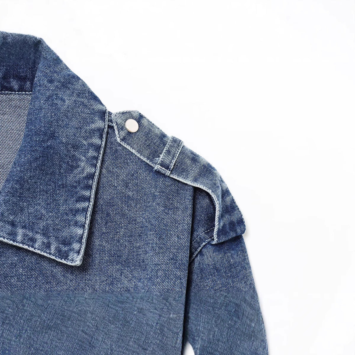 Veste en jean bleue, détail épaule et col, bouton-pression sur l’empiècement