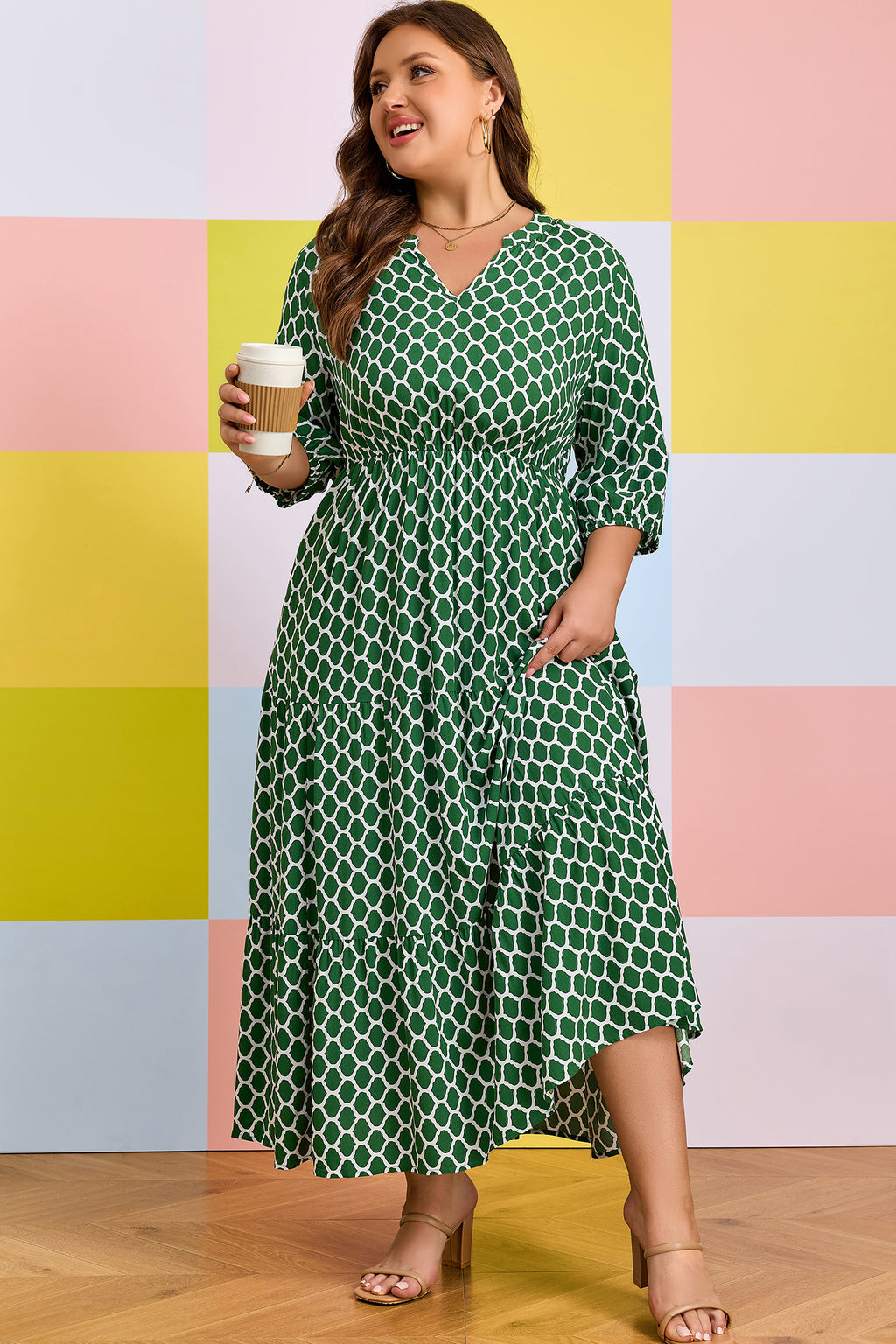 Robe maxi verte à motif géométrique, encolure en V, fente latérale près de l’ourlet.