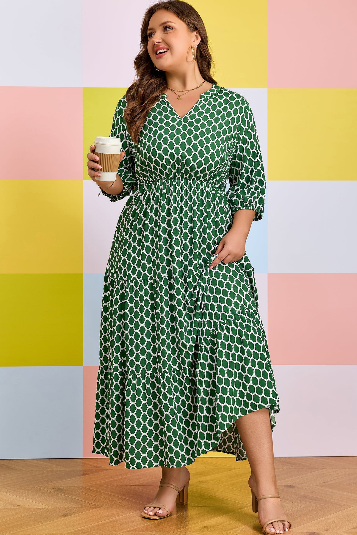 Robe maxi verte à motif géométrique, encolure en V, fente latérale près de l’ourlet.
