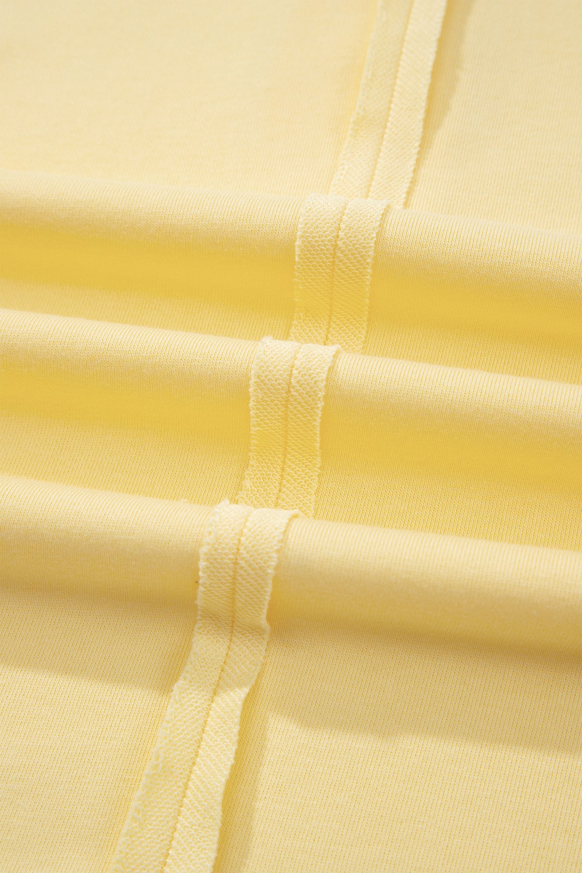 Tissu jaune crème avec texture légère et surpiqûres décoratives