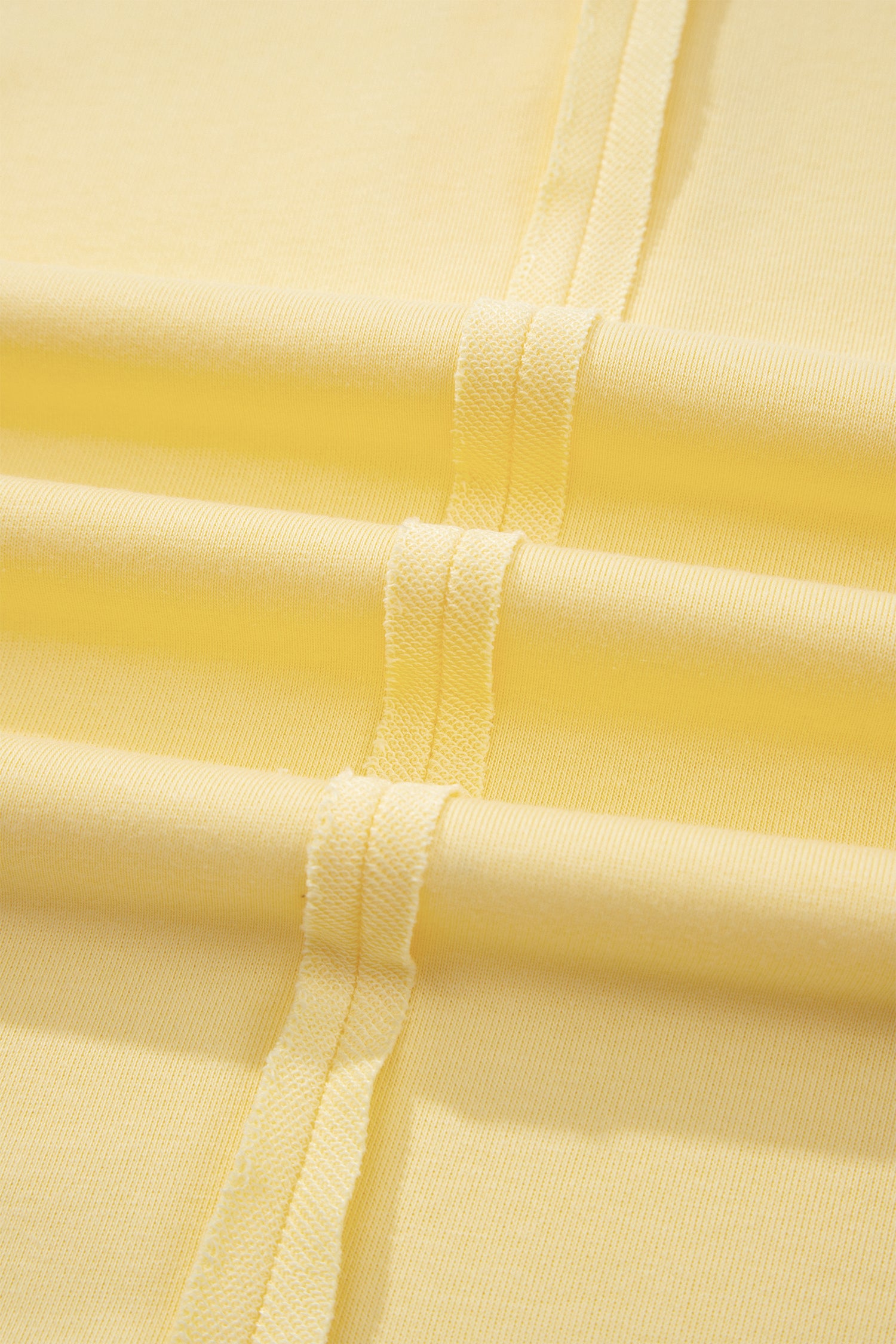 Tissu jaune crème avec texture légère et surpiqûres décoratives