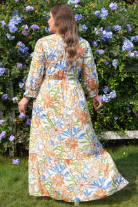 Robe longue bohème imprimée florale multicolore, vue de dos, manches 3/4.