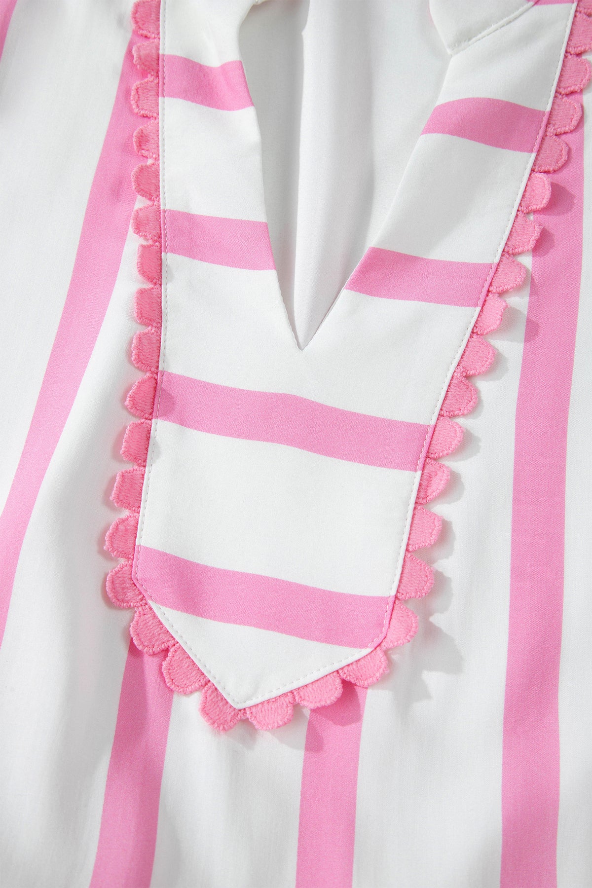 Robe maxi rayée rose et blanche, détail d’encolure en V festonné à volants