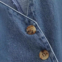 Gilet en denim bleu sans manches, boutons ronds en bois sur la patte