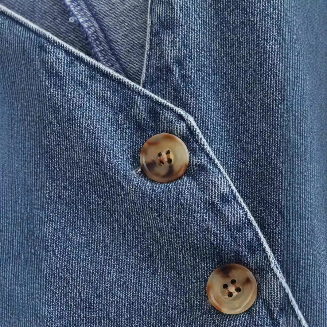 Gilet en denim bleu sans manches, boutons ronds en bois sur la patte