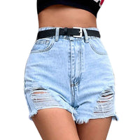 Short en jean bleu clair à taille ceinturée, deux poches, déchirures et ourlet effiloché