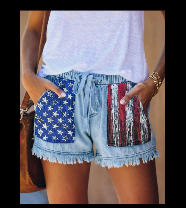 Short en jean bleu clair, taille élastique, bords effilochés, poches patch étoiles et rayures