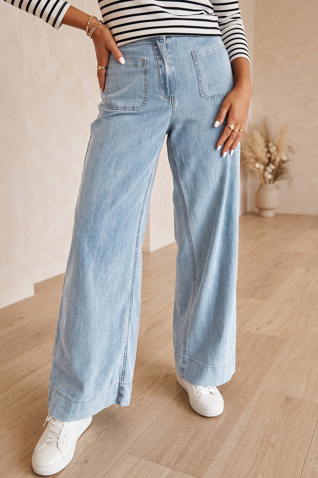 Jean en denim bleu clair à jambes longues, poches à l’avant, coupe régulière