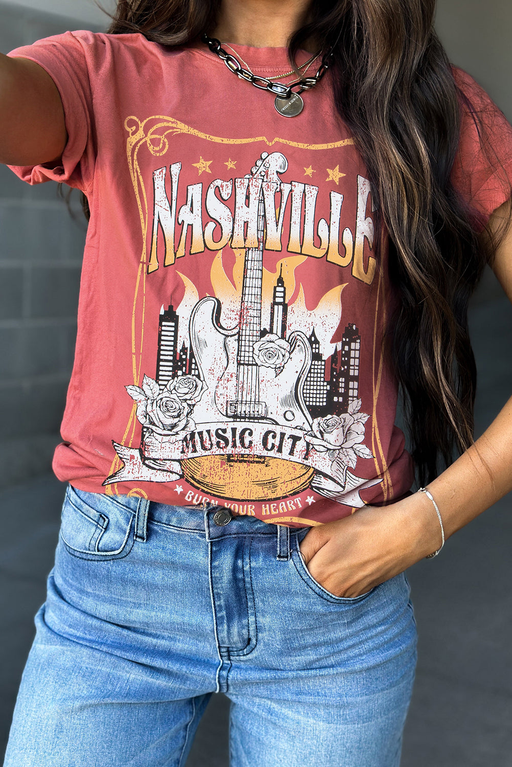 T-shirt en coton rouge mineral avec grand motif Nashville et illustration guitare/cité