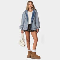 Veste en jean bleu clair à capuche, surpiqûres et coupe ample