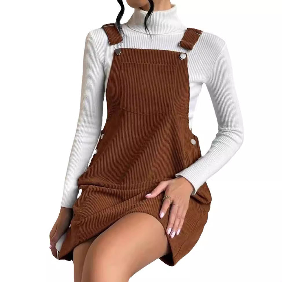 Robe sans manches en velours côtelé marron, bretelles boutonnées et poches avant.