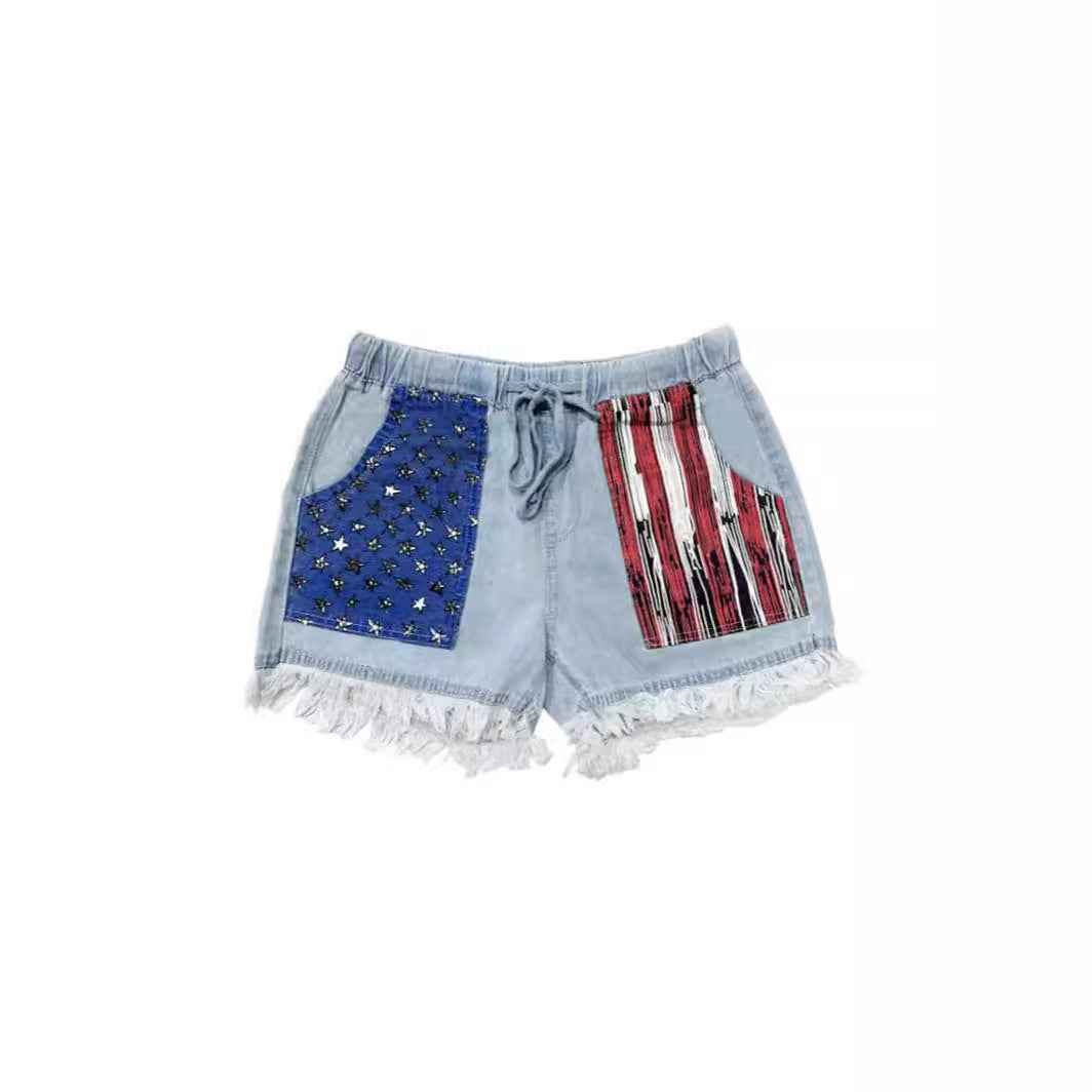 Short en jean bleu clair, taille élastique, poches patch étoiles et rayures rouges/bleues