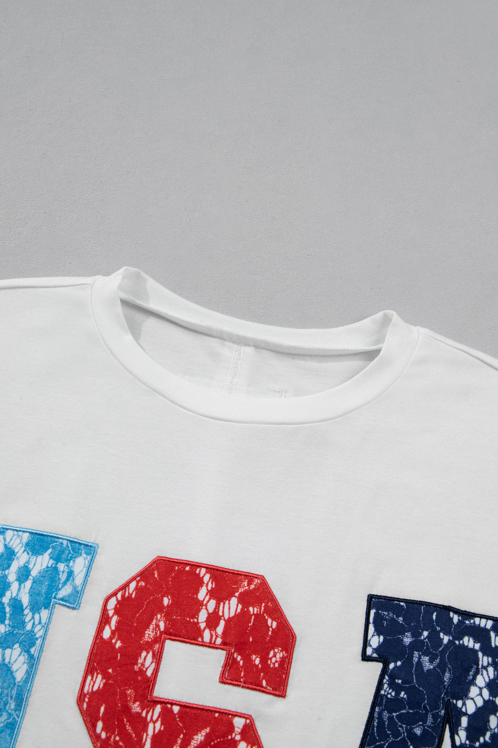 T-shirt dolman blanc pour femme, gros imprimé USA rouge et bleu sur le buste