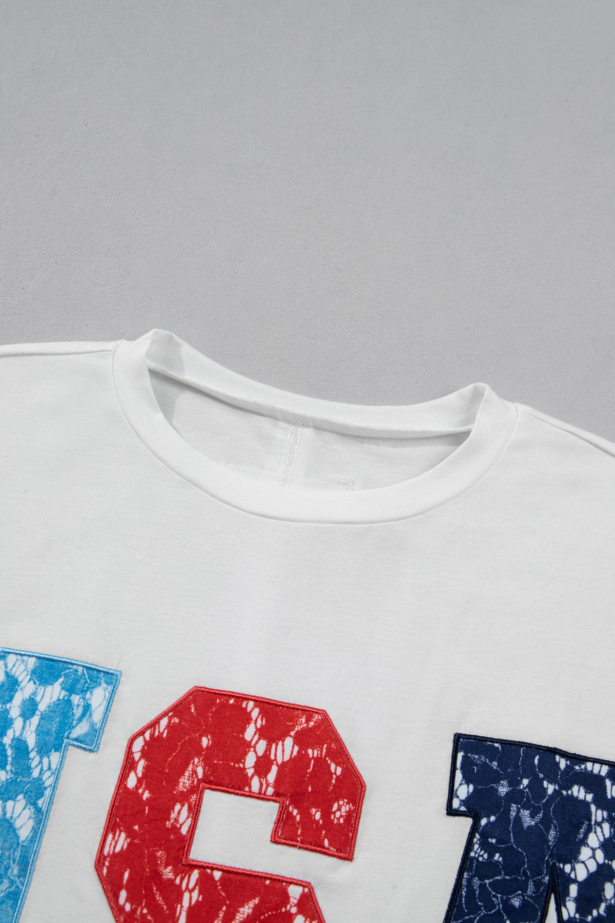 T-shirt dolman blanc pour femme, gros imprimé USA rouge et bleu sur le buste