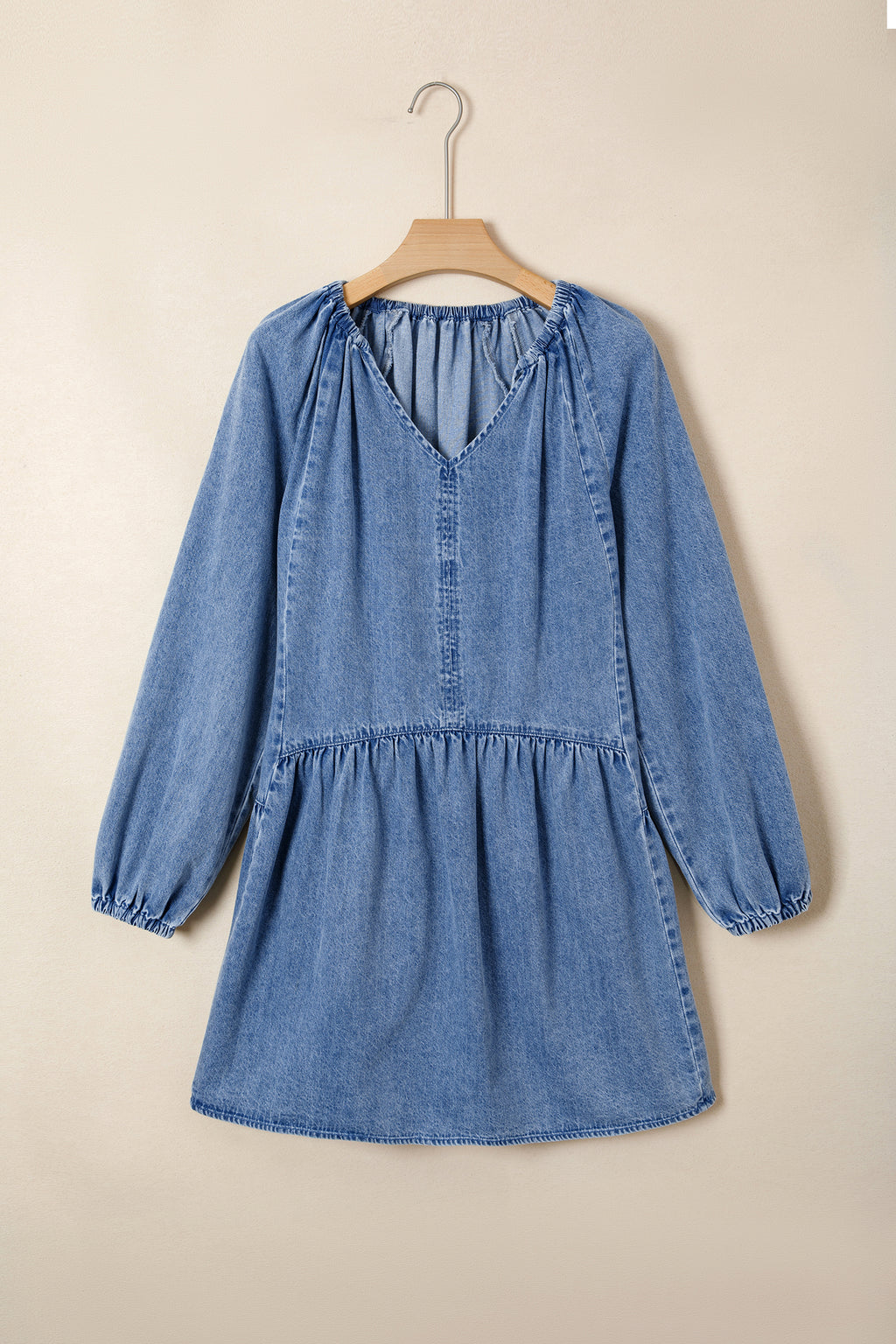 Robe en jean bleu denim pour femme sur cintre, encolure V et manches bouffantes